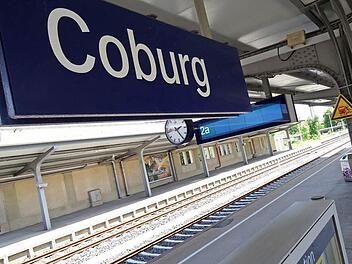 Kein Zug auf Coburger Gleisen: Just wegen des Anschlusses an die ICE-Strecke ist Coburg derzeit vom Bahnnetz abgeschnitten. Die Züge kommen von Lichtenfels nur bis zum Bahnhof Ebersdorf. Foto: Jochen Berger