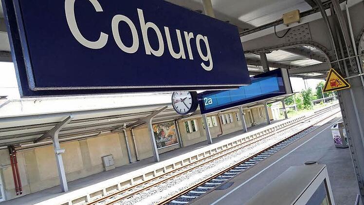 Kein Zug auf Coburger Gleisen: Just wegen des Anschlusses an die ICE-Strecke ist Coburg derzeit vom Bahnnetz abgeschnitten. Die Züge kommen von Lichtenfels nur bis zum Bahnhof Ebersdorf. Foto: Jochen Berger