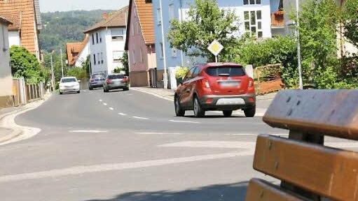 Die Hauptstraße in Großenbrach. Hier will die Gemeinde Bad Bocklet eine Messstelle für ein Blitzgerät einrichten lassen. Foto: Paul Ziegler