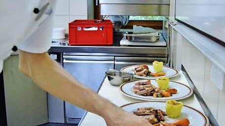 Frank Brückmann (20), Koch-Azubi im Hotel-Restaurant Sonnentau in Fladungen, richtet das Hauptgericht an.  Fotos: Sigismund von Dobschütz