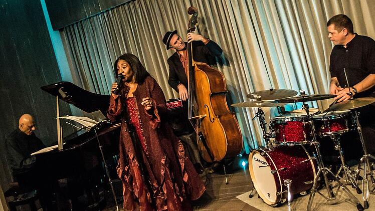 Kirk Lightsey, Melba Joyce, Wolfram Derschmidt und Dusan Novakov (von links) begeisterten das Publikum bei ihrem Gastspiel in Coburg.Foto: Jochen Berger