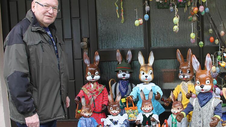 Peter Knopf hat nichts dagegen, wenn Spaziergänger seine Osterhasen anschauen. Aber: Unter die Klamotten schauen, ist nicht erlaubt. Foto: Sonja Adam