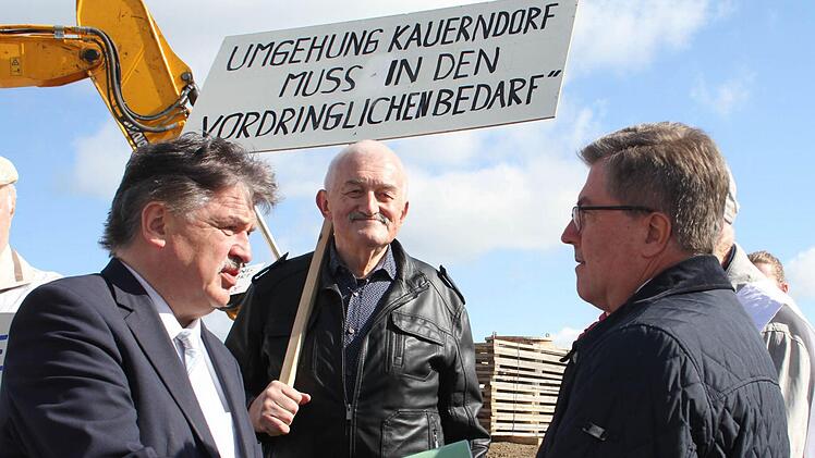 Landrat Klaus Peter Söllner und Kurt Schnabel vom Staatlichen Bauamt Bayreuth diskutierten mit den Kauerndorfern. Foto: Sonny Adam