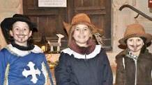 Die "Hätscherklooßen" warnen vor den Gefahren des Feuers (v. l.): Lisa, Ida und Bruno.  Foto: Gerold Snater