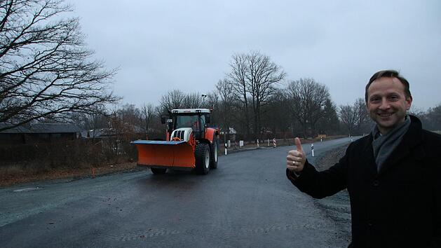 B&uuml;rgermeister Robert Bosch freut sich, dass die Strecke nach Heinersreuth f&uuml;r den Verkehr vorr&uuml;bergehend freigegeben werden kann. Foto: J&uuml;rgen G&auml;rtner