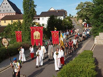 Die Lichtenfelser Pilger kehrten am Dienstagabend von ihrer Wallfahrt nach Gößweinstein zurück und wallten über die Langheimer Straße (Bild) und dem Stadtgraben zur Pfarrkirche.  Foto: Alfred Thieret
