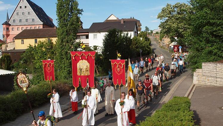 Die Lichtenfelser Pilger kehrten am Dienstagabend von ihrer Wallfahrt nach Gößweinstein zurück und wallten über die Langheimer Straße (Bild) und dem Stadtgraben zur Pfarrkirche.  Foto: Alfred Thieret