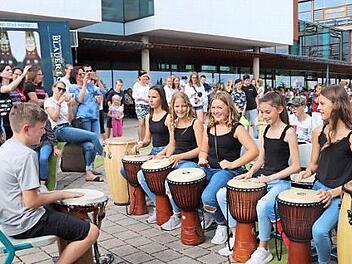 Die Percussiongruppe stimmte auf das Fest ein. Fotos: Johanna Blum