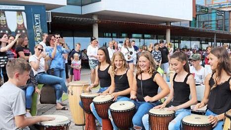 Die Percussiongruppe stimmte auf das Fest ein. Fotos: Johanna Blum