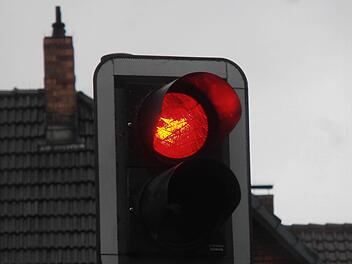 Eine 71-j&auml;hrige Frau &uuml;bersah in Naila eine rote Ampel - mit schwerwiegenden Folgen. Symbolfoto: Jochen Berger