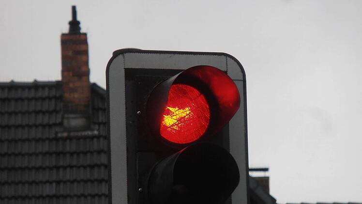 Eine 71-j&auml;hrige Frau &uuml;bersah in Naila eine rote Ampel - mit schwerwiegenden Folgen. Symbolfoto: Jochen Berger