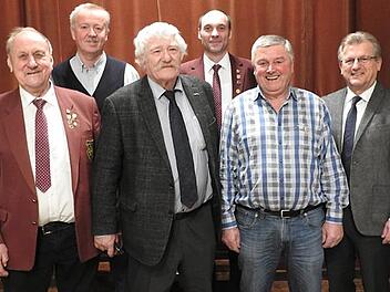 Der Gesangverein "Liederkranz" Haig und die Sängergruppe "Frankenwald" ehrten Mitglieder für langjährige Treue: von links Notenwart Manfred Kalb (60 Jahre Mitglied), Chorleiter Thomas Detsch, stellvertretender Vorsitzender der Sängergruppe "Frankenwald" Friedrich Fricke, "Liederkranz"-Vorsitzender Markus Endes, Dietmar Wich (25 Jahre Chormitglied) und Bürgermeister Rainer Detsch. Foto: Reinhard Conradi