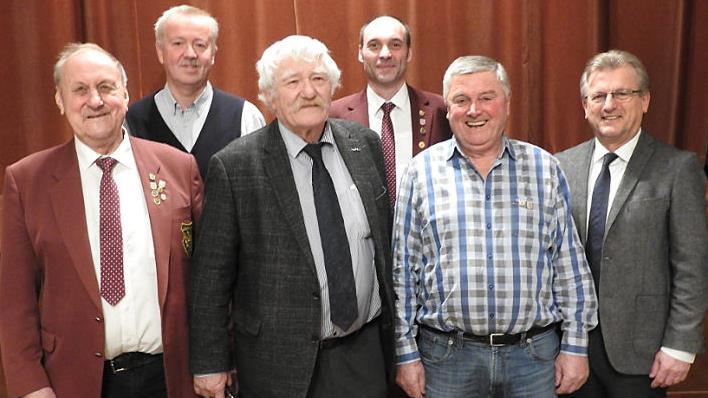 Der Gesangverein "Liederkranz" Haig und die Sängergruppe "Frankenwald" ehrten Mitglieder für langjährige Treue: von links Notenwart Manfred Kalb (60 Jahre Mitglied), Chorleiter Thomas Detsch, stellvertretender Vorsitzender der Sängergruppe "Frankenwald" Friedrich Fricke, "Liederkranz"-Vorsitzender Markus Endes, Dietmar Wich (25 Jahre Chormitglied) und Bürgermeister Rainer Detsch. Foto: Reinhard Conradi