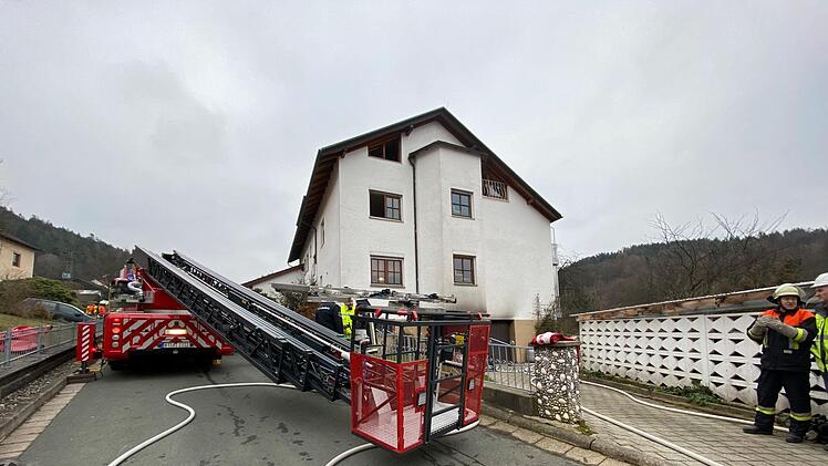 Bei einem Brand im oberfränkischen Goldkronach wurden am Freitagmorgen drei Menschen leicht verletzt. Foto: NEWS5 / Martin