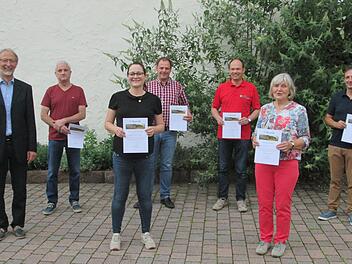 Euerdorfs Bürgermeister Peter Bergel (links) verabschiedete die ausgeschiedenen Gemeinderatsmitglieder mit Dank und Anerkennung (ab 2. v. l.) Jürgen Pfaff, Katharina Wetzel, Jochen Huppmann, Klaus Kaufmann, Gisela Bergel und Jürgen Gock.                       Winfried Ehling