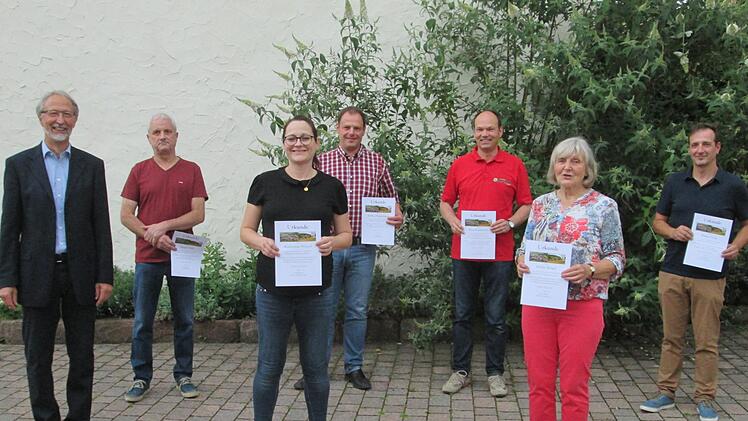 Euerdorfs Bürgermeister Peter Bergel (links) verabschiedete die ausgeschiedenen Gemeinderatsmitglieder mit Dank und Anerkennung (ab 2. v. l.) Jürgen Pfaff, Katharina Wetzel, Jochen Huppmann, Klaus Kaufmann, Gisela Bergel und Jürgen Gock.                       Winfried Ehling