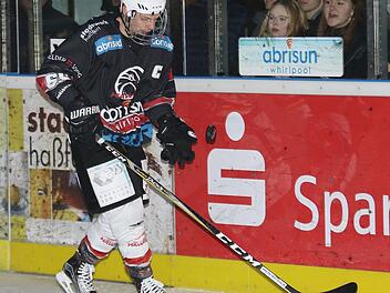 Christian Dietrich vermisst Eishockey mit Fans. Der Kapitän der Haßfurter Hawks lehnt deshalb genauso wie die Vorstandsmitglieder Martin Reichert und Andreas Kurz mögliche "Geisterspiele" ab. Foto: Ralf Naumann