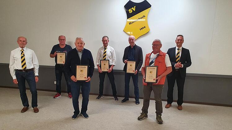 SV Hassenbach ehrte Mitglieder (von links) 1. Vorsitzender Reinhold Schmitt, Lothar Henz, Gerd Voll, Thomas Nürnberger, Walter Hartmann, Bernd Henz sowie 1. Bürgermeister Mario Götz .