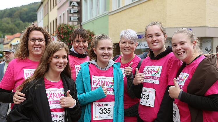 Viele absolvierten den Pinklauf als Gruppe - und ließen sich hinterher zur Erinnerung fotografieren. Foto: Kerstin Junker