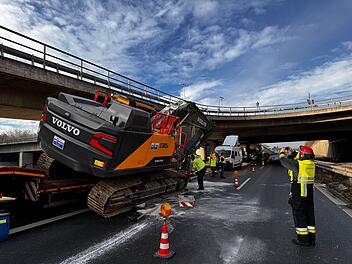 Laster bleibt mit seiner Ladung an Brücke hängen geblieben: Erheblicher Schaden
