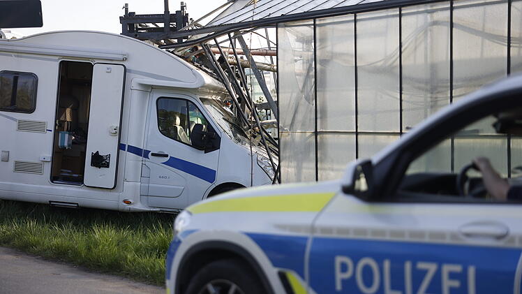 Spektakulärer Verkehrsunfall: Wohnmobil kracht in Gewächshaus