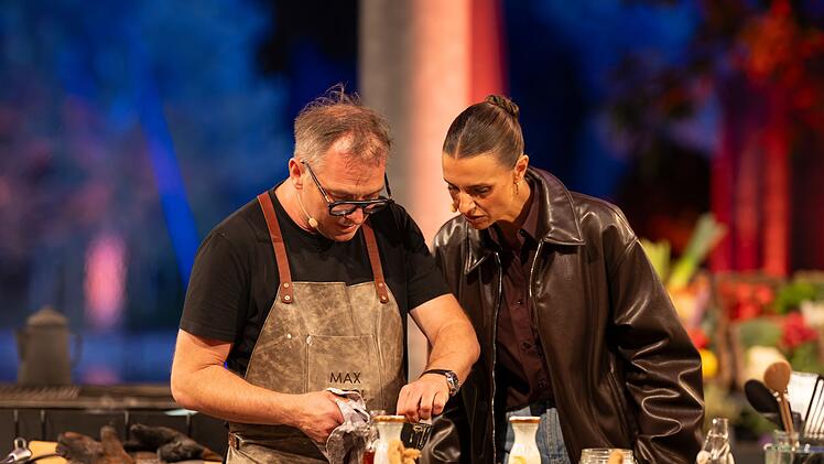 Moderatorin Laura Wontorra durfte Max Stiegl beim Zubereiten des Desserts &uuml;ber die Schulter schauen.
