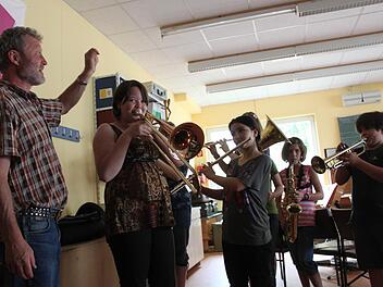 Musikschulleiter Gerhard Geuder mit der Bläserklasse der Ritter-von-Spix-Mittelschule. Fotos: Christian Bauriedel