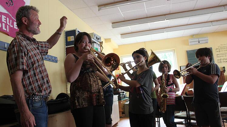 Musikschulleiter Gerhard Geuder mit der Bläserklasse der Ritter-von-Spix-Mittelschule. Fotos: Christian Bauriedel
