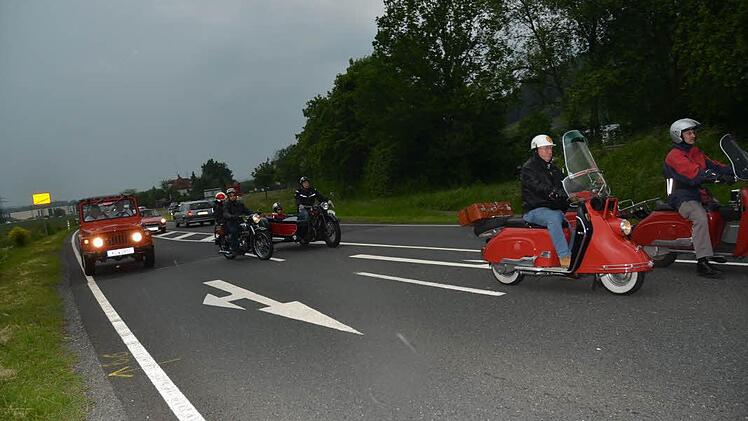 Der Suzuki LJ 80 Baujahr 1980, war das erste Modell von Suzuki auf dem deutschen Markt. Links und rechts rollen die Zweiradmodelle von der Rundfahrt ein.