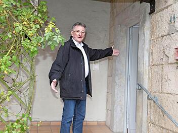 Die Rathaustür steht offen, Bürgermeister Rudolf Krapp wartet auf seinen Nachfolger. Doch bisher ist ein ernsthafter Bewerber nicht in Sicht.  Foto: Ronald Rinklef