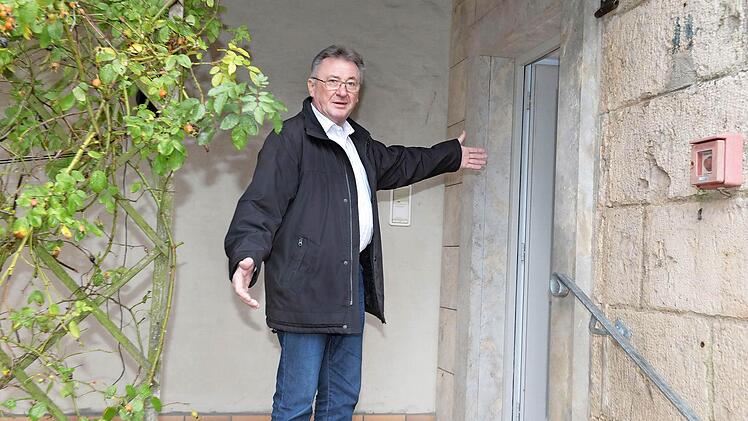 Die Rathaustür steht offen, Bürgermeister Rudolf Krapp wartet auf seinen Nachfolger. Doch bisher ist ein ernsthafter Bewerber nicht in Sicht.  Foto: Ronald Rinklef