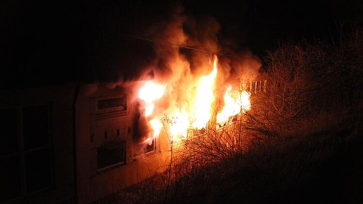 Meterhohe Flammen schlugen aus den Fenster des Gebäudes auf dem ehemaligen Firmengelände der BayWa in Kaltenbrunn. Foto: Ralf Kestel