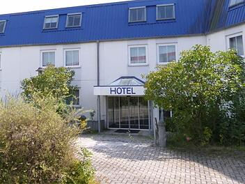 Im Hotel des ehemaligen Autohofs Himmelkron sollen 180 Flüchtlinge untergebracht werden. Foto: Archiv/Werner Reißaus