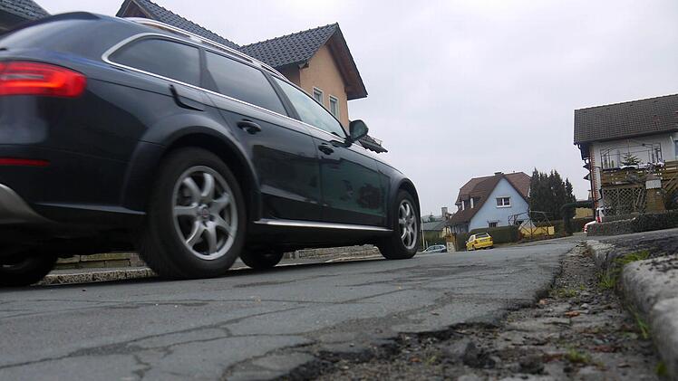 Am Ende: Die Hallstraße in Weidhausen muss saniert werden, Wenn es nach dem Freistaat Bayern geht, soll die Gemeinde dabei die Anlieger über eine Straßenausbaubeitragssatzung beteiligen. Foto: Berthold Köhler