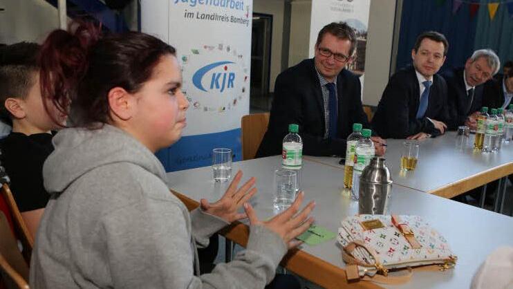 Ein seltenes Bild Jugendliche reden, Politiker (v.l. Stegaurachs Bürgermeister Thilo Wagner, Staatssekretär Thomas Silberhorn und Landrat Johann Kalb hören still und aufmerksam zu. Fotos: Barbara Herbst