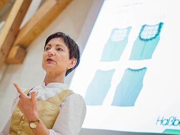 Zwei Alternativen: Renate Ortloff von der Kulturstelle des Landratsamtes Haßberge stellte über 40 interessierten Frauen neben einer Festtagstracht aus Seide auch die Werktags-Variante aus Baumwolle vor. Genäht werden sollen die neuen Trachten an zehn Abenden. Foto: Marian Hamacher