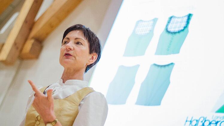 Zwei Alternativen: Renate Ortloff von der Kulturstelle des Landratsamtes Haßberge stellte über 40 interessierten Frauen neben einer Festtagstracht aus Seide auch die Werktags-Variante aus Baumwolle vor. Genäht werden sollen die neuen Trachten an zehn Abenden. Foto: Marian Hamacher