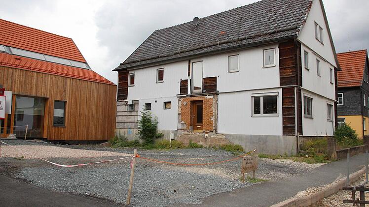 Der Platz vor dem Ärztehaus (links) wird im kommenden Jahr neu gestaltet, das rechte Haus wird saniert und in ein Touristikzentrum umgewandelt.  Foto: Friedwald Schedel