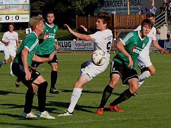 Die Sander Stefan Nöthling (l.) und Manuel Müller (r.) haben Glück, dass der Würzburger Pascal Jeni (Nr. 9) den Ball nicht im Sander Tor unterbringt. Fotos: Günther Geiling