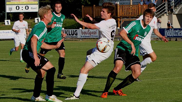 Die Sander Stefan Nöthling (l.) und Manuel Müller (r.) haben Glück, dass der Würzburger Pascal Jeni (Nr. 9) den Ball nicht im Sander Tor unterbringt. Fotos: Günther Geiling