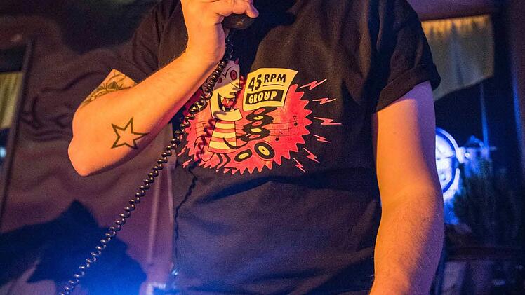 F&uuml;r die perfekte Rock'n&lsquo;Roll-Musik mit originalen Platten sorgte DJ Mike aus Ebelsbach f&uuml;r den Jivetanz, Stroller und Bopper.