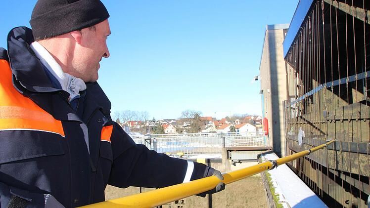 Auch von der Seite nähern sich die Männer den Eisformationen. Foto: Andreas Schmitt