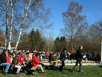 Kleines Gotteshaus, großer Andrang: Zum fünften Jubiläum der Kapelle an der Heiligenleite in Gemünda kamen über 200 Personen zur "Kapellen-Kirchweih" mit ökumenischem Gottesdienst zusammen. Bettina Knauth