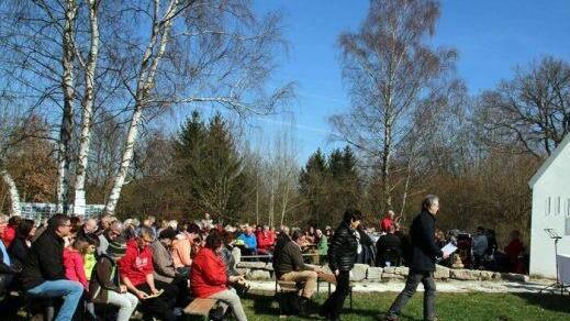 Kleines Gotteshaus, großer Andrang: Zum fünften Jubiläum der Kapelle an der Heiligenleite in Gemünda kamen über 200 Personen zur "Kapellen-Kirchweih" mit ökumenischem Gottesdienst zusammen. Bettina Knauth