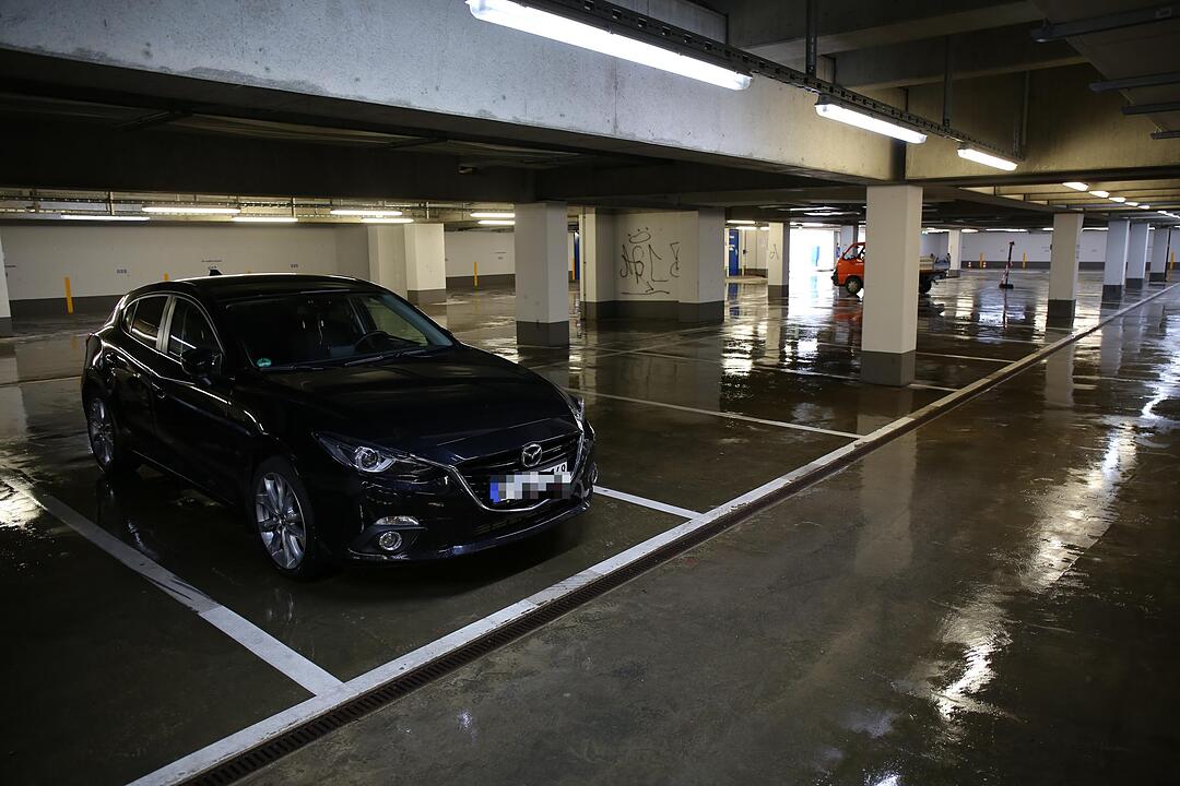 Rohrbruch setzt Tiefgarage unter Wasser - THW und Feuerwehr müssen in der Nacht anrücken – Bauarbeiter übernehmen am Morgen die Reinigungsarbeiten – Tiefgarage bleibt für die Öffentlichkeit gesperrt – Ausmaß des Wasserschadens immer noch erkennbar