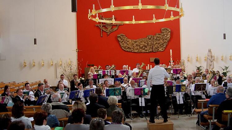 Eine tolle Kulisse und ein einmaliges Klangerlebnis bot der Bezirksposaunenchor unter der Leitung von Jürgen Koch.Günther Geiling