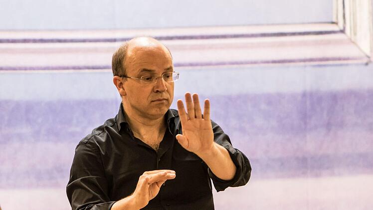 Coburgs Generalmusikdirektor Roland Kluttig probt mit dem Philharmonischen Orchester für das London-Gastspiel des Landestheaters.Foto:_Jochen Berger