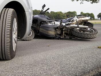 Ein 22-j&auml;hriger Motorradfahrer ist bei einem Unfall am Donnerstagabend in Mittelfranken schwer verletzt worden. Symbolfoto: KOKALA VIEW/Adobe Stock