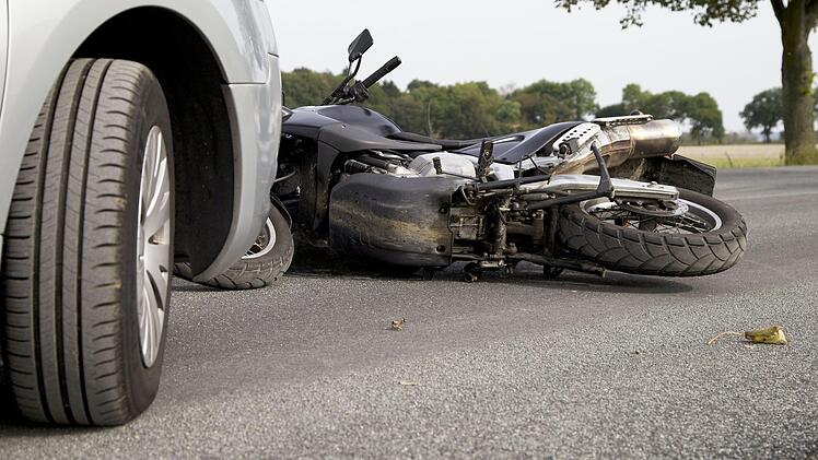 Ein 22-j&auml;hriger Motorradfahrer ist bei einem Unfall am Donnerstagabend in Mittelfranken schwer verletzt worden. Symbolfoto: KOKALA VIEW/Adobe Stock