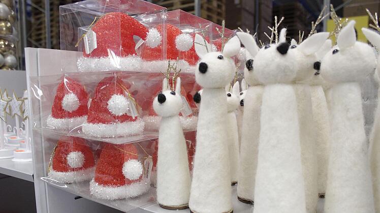 Beim Wandern durch den Schn&auml;ppchenmarkt kommt ganz bestimmt jeder in Weihnachtsstimmung. Von glitzernden Weihnachtsm&uuml;tzen bis zur Rosa Christbaumkugel ist f&uuml;r jeden Geschmack etwas dabei. Foto: Marieke Fiala